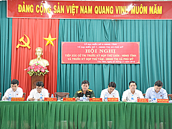 Tổ Đại biểu số 8 HĐND tỉnh và Tổ đại biểu số 7 HĐND TX.Phú Mỹ TXCT tại xã Tóc Tiên, TX.Phú Mỹ. Ảnh: TUYẾT MAI