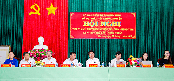 Tổ đại biểu số 9 HĐND tỉnh và Tổ đại biểu số 8 HĐND huyện Châu Đức TXCT xã Kim Long và xã Bàu Chinh (huyện Châu Đức). Ảnh: BẢO KHÁNH