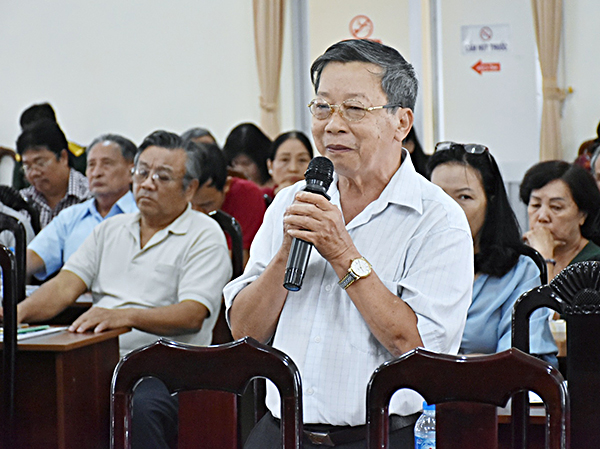 Cử tri Lê Thanh Dũng (khu phố 2, phường Thắng Tam, TP. Vũng Tàu) bày tỏ sự phấn khởi với những kết quả phát triển kinh tế-xã hội năm 2018 của tỉnh và của TP. Vũng Tàu. Ảnh: PHÚC LƯU