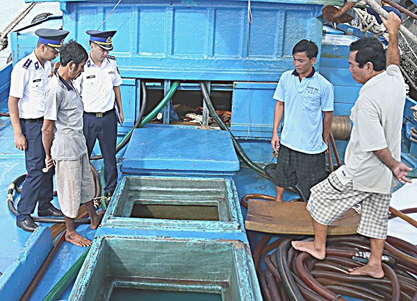 Cảnh sát biển kiểm tra số dầu DO mà tàu BV 6766 TS vận chuyển trái phép trên biển, bị bắt giữ vào cuối tháng 9-2018.
