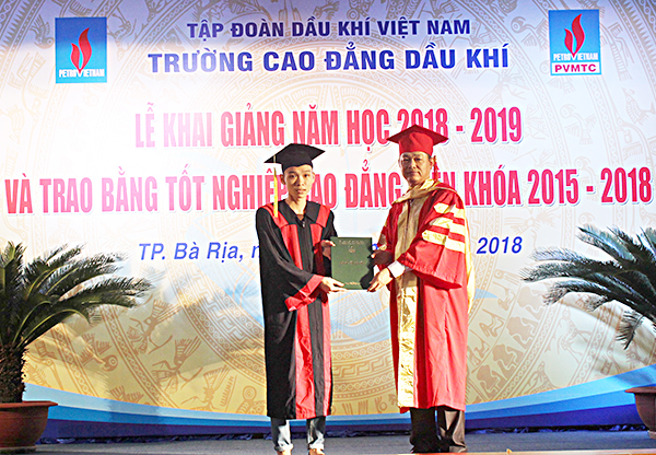 Thầy Vũ Duy Hảo, Hiệu trưởng Trường CĐ Dầu khí trao bằng tốt nghiệp cho SV niên khóa 2015-2018. 