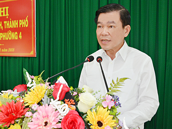 Đại biểu Nguyễn Hồng Lĩnh, Ủy viên Trung ương Đảng, Bí thư Tỉnh ủy, Chủ tịch HĐND tỉnh báo cáo kết quả hoạt động của bản thân trước cử tri phường 4 (TP.Vũng Tàu). Ảnh: MINH NHÂN