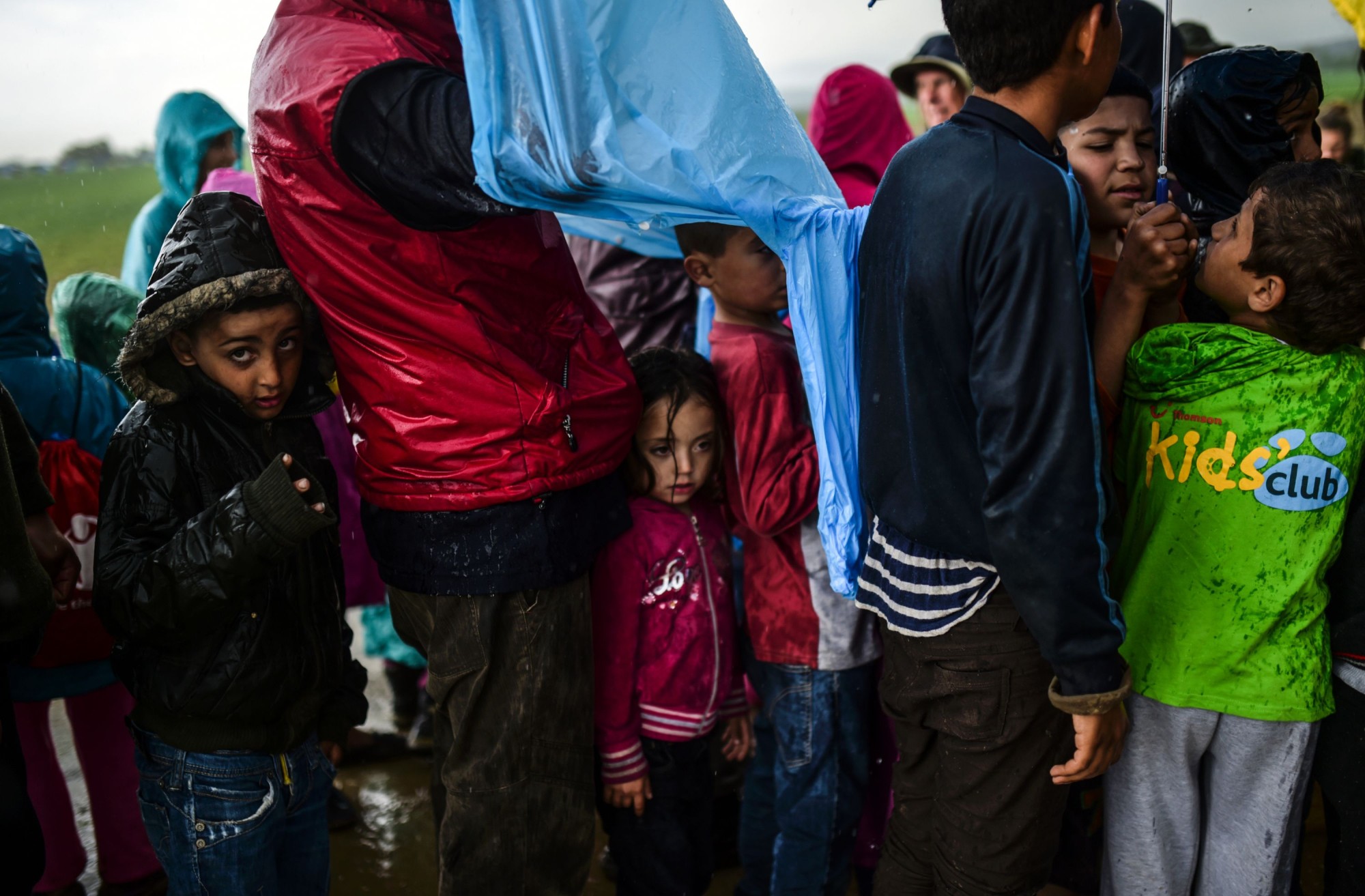 Người di cư xếp hàng nhận lương thực  tại trại tị nạn ở phía Bắc làng Idomeni,  Hy Lạp. 