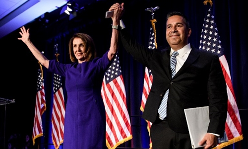 Lãnh đạo phe Dân chủ ở Hạ viện Nancy Pelosi và nghị sĩ Ben Ray Lujan tại Washington ngày 7-11. 
