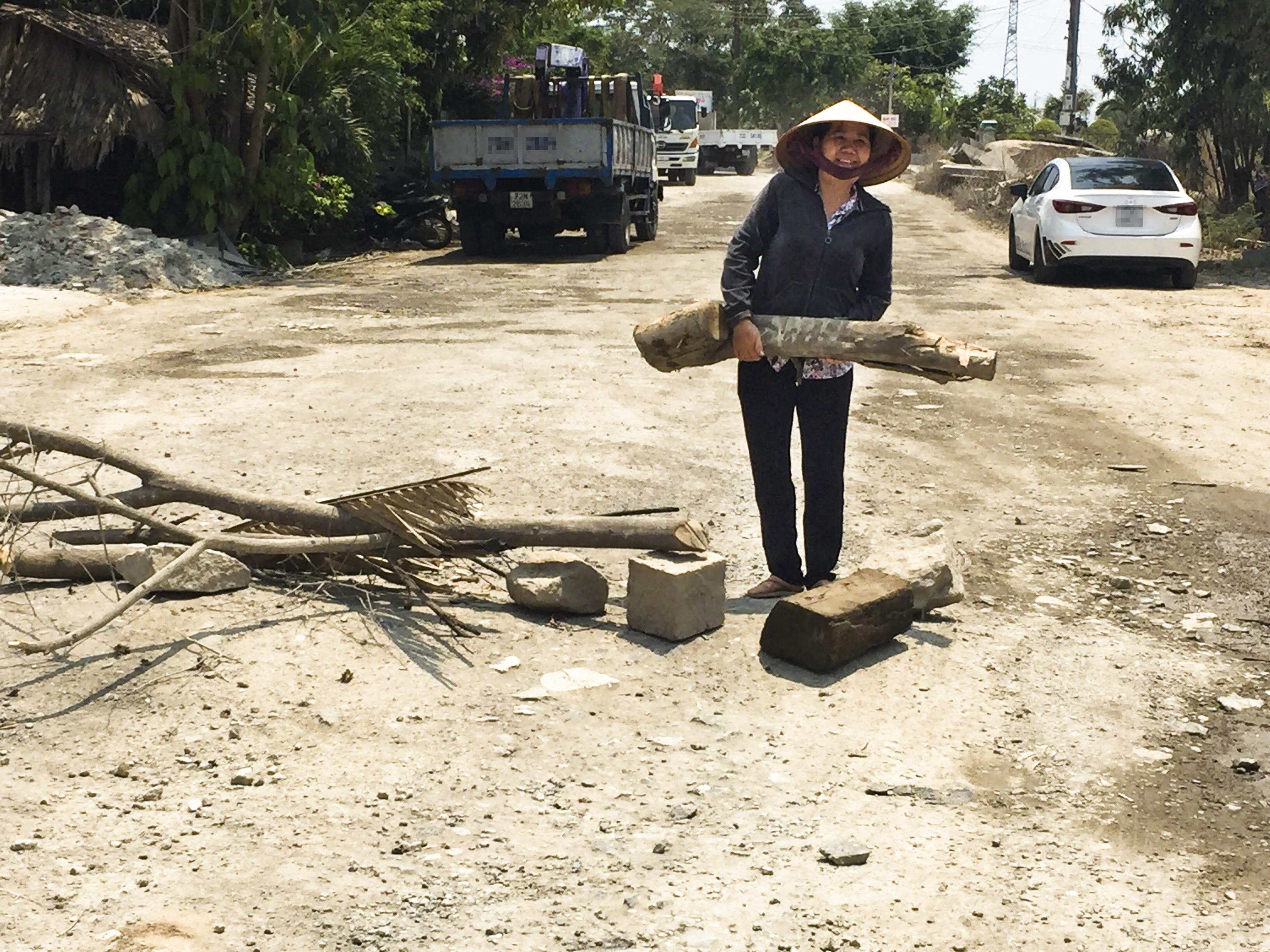 Bức xúc trước việc nhiều xe tải, xe ben chở vật liệu xây dựng gây hư hỏng đường, tháng 4-2017, người dân phường Tân Phước, TX.Phú Mỹ đã dùng gạch đá, cây  để chặn đường các loại phương tiện này vào cảng thủy nội địa Đức Hạnh.