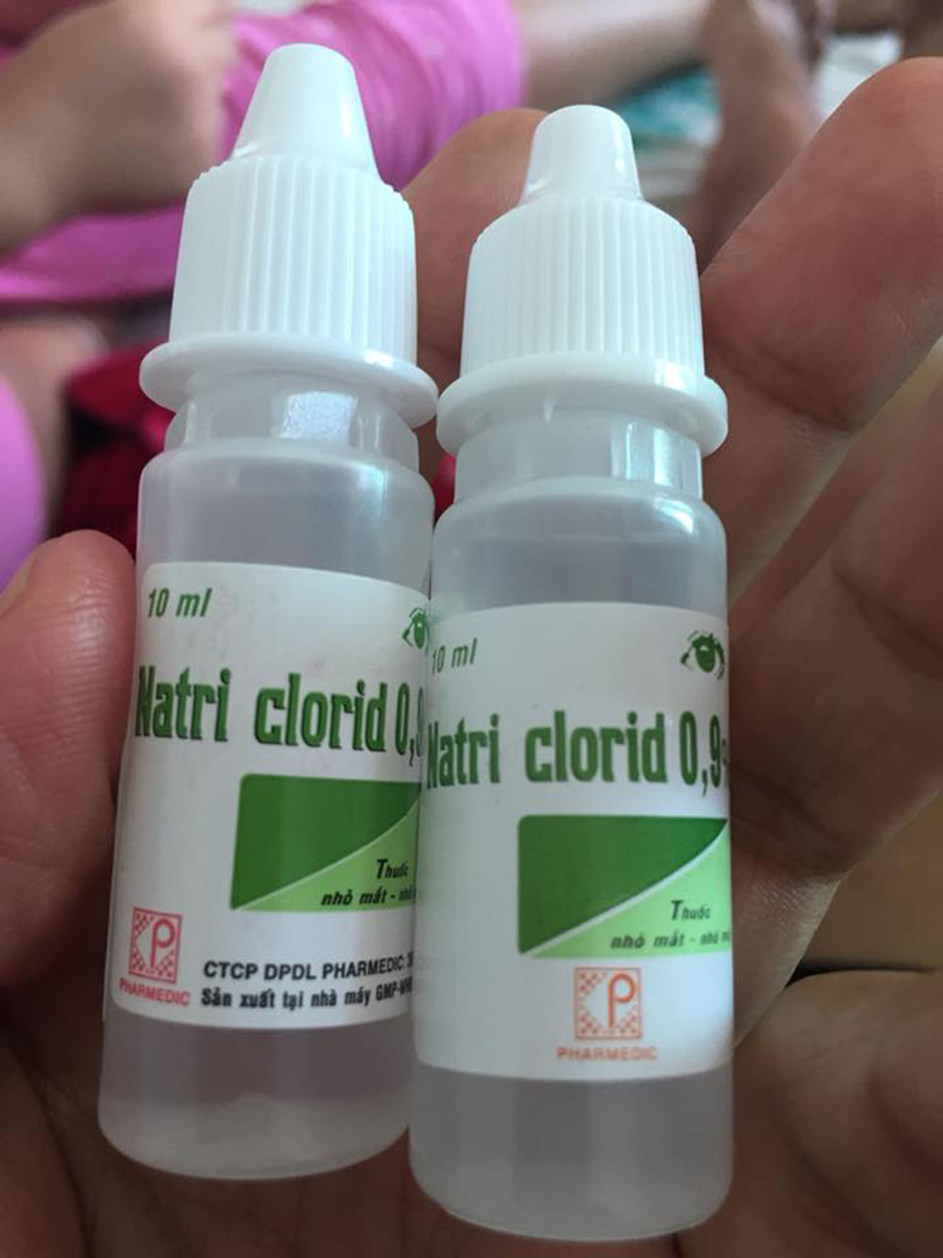 2 chai nước muối sinh lý Natriclorid 0,9% có hình dáng bên ngoài khác nhau của Công ty Pharmedic sản xuất khiến nhiều người nghi vấn hàng giả.