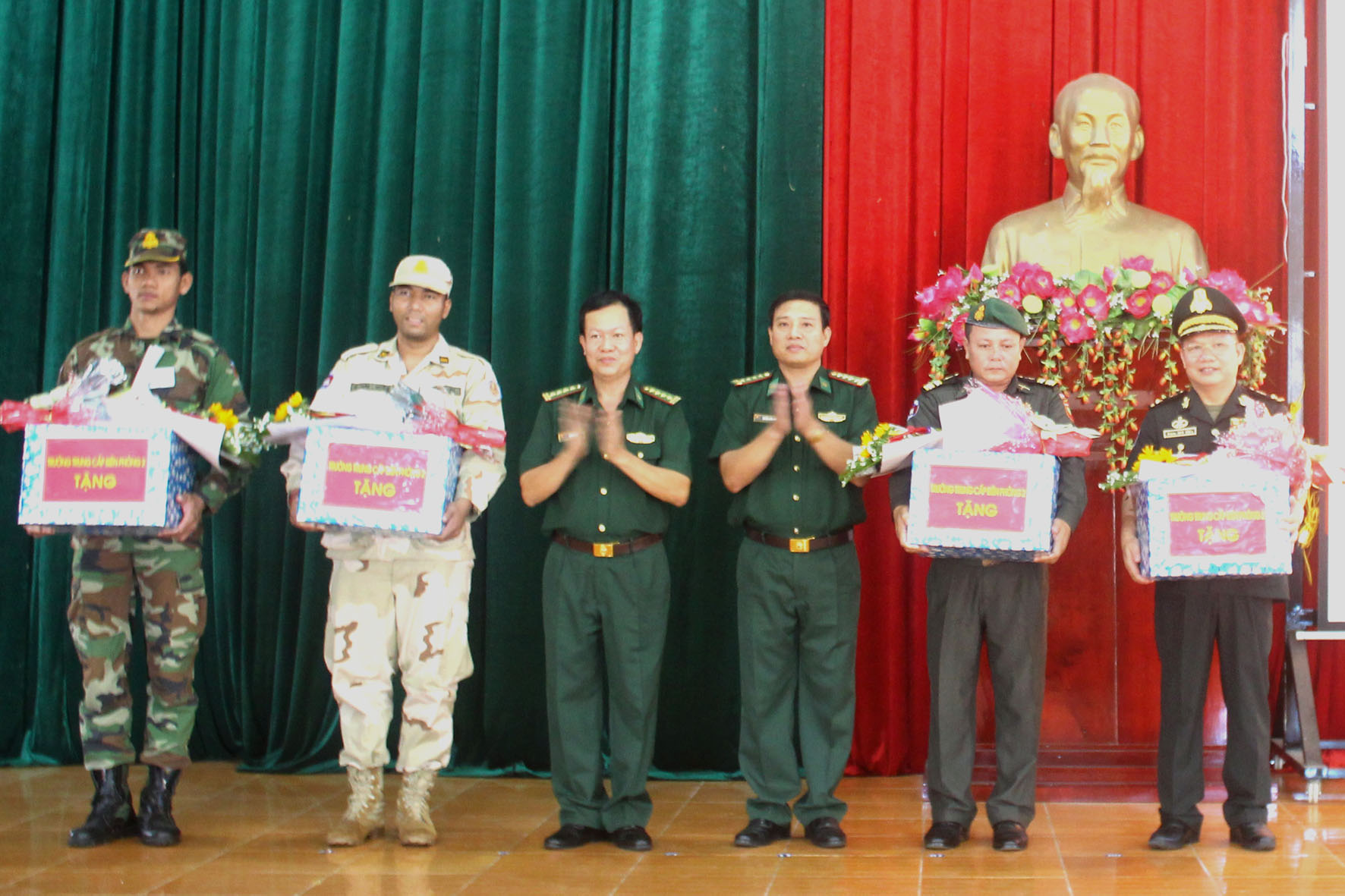 Đại diện Đảng ủy, Ban Giám hiệu Trường Trung cấp Biên phòng 2 tặng quà học viên Campuchia tại buổi gặp mặt. 