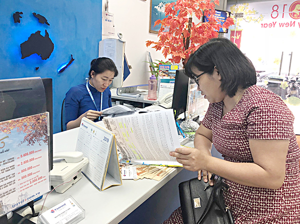 Khách tìm hiểu tour tại Vietravel Chi nhánh Vũng Tàu.