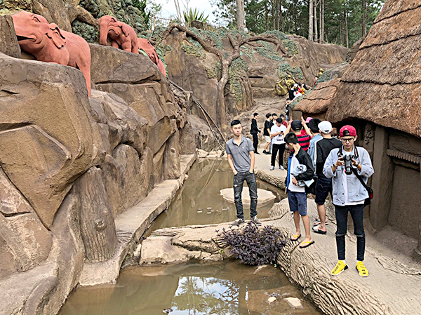 Du khách tham quan Đường hầm Đất Sét (TP.Đà Lạt). Tour Đà Lạt là một trong những điểm đến được dự báo đông khách dịp Tết. 