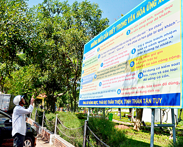 Pano tuyên truyền về Bộ Quy tắc ứng xử văn minh du lịch lắp đặt tại thị trấn Phước Bửu, huyện Xuyên Mộc.  
