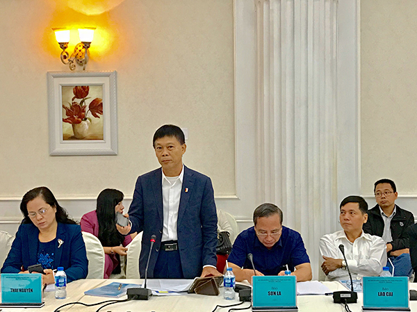 Đại diện Sở TT-TT TP. Hà Nội báo cáo tham luận “Xây dựng hạ tầng thành phố thông minh”