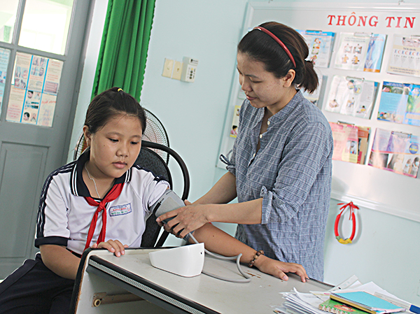 Học sinh Trường TH Long Sơn 1 (TP.Vũng Tàu) được nhân viên y tế kiểm tra sức khỏe tại trường.