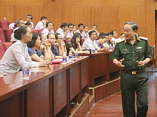 Trung tướng Phạm Văn Dỹ, nguyên Chính ủy Quân khu 7 thông tin thời sự trong nước và quốc tế tại hội nghị.