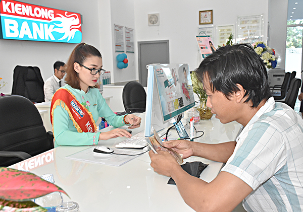 Khách hàng gửi tiền tại Phòng giao dịch Long Điền sau lễ khai trương.