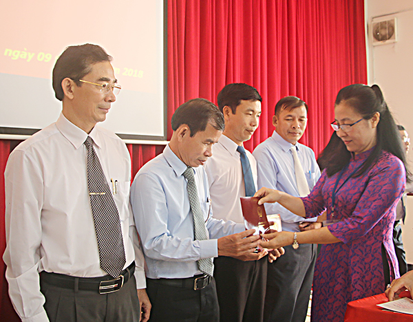 Cô Ngô Thị Liên, Hiệu trưởng Trường Chính trị tỉnh trao bằng tốt nghiệp cho các học viên.