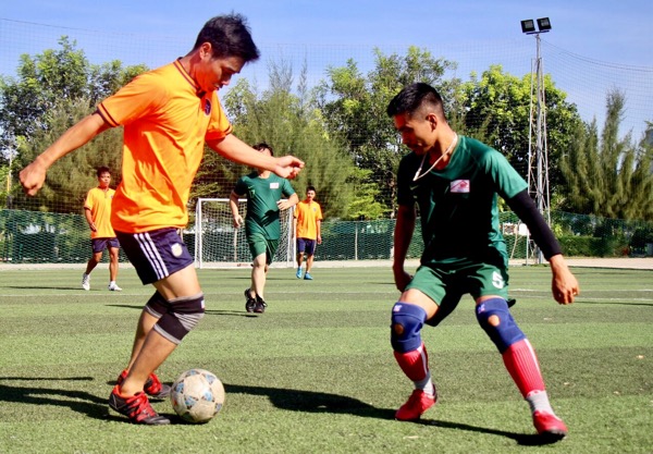 Một pha bóng trong trận đấu giữa Công ty Hodeco (phải) và Trung tâm Phối hợp tìm kiếm cứu nạn Hàng hải khu vực 3.