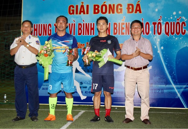 Đại diện Ban tổ chức trao giải Nhất, Nhì cho các đội.