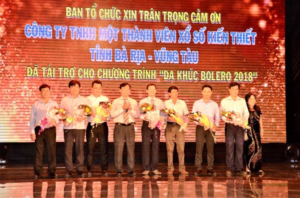 Ban tổ chức tặng hoa cảm ơn các nhà tài trợ chính cho chương trình.