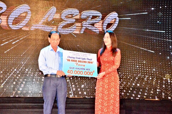 Bà Trần Ngọc Thân, Giám đốc Đài PT-TH tỉnh trao tấm séc trị giá 40 triệu đồng cho ông Võ Thành Kỳ, Chủ tịch Hội khuyến học tỉnh.