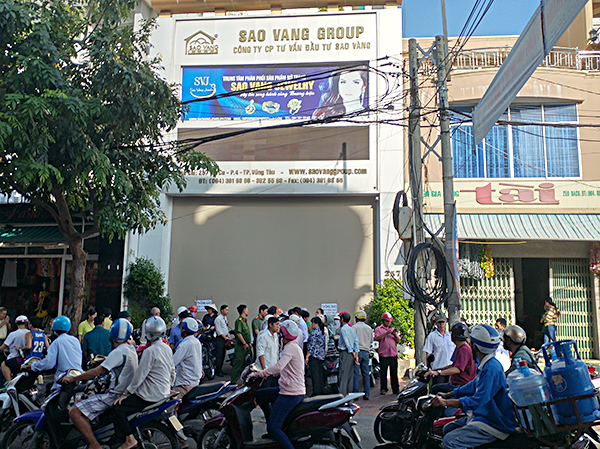 Cuối năm 2017, hàng trăm khách hàng vây kín Công ty CP Tư vấn đầu tư Sao Vàng sau khi biết bị lừa đảo, chiếm đoạt tài sản qua việc góp vốn hưởng lãi suất cao, nhận hoa hồng giới thiệu khách hàng tăng dần theo hình thức KDĐC.