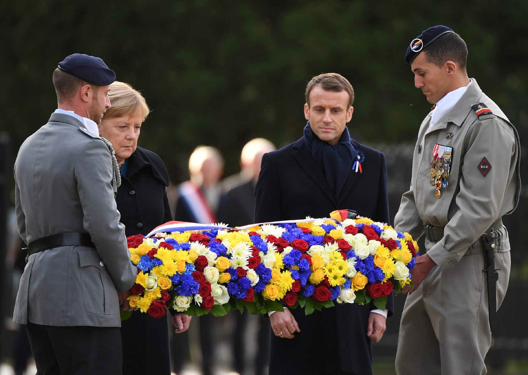 Tổng thống Pháp Emmanuel Macron (thứ 2 bên phải) và Thủ tướng Đức Angela Merkel (thứ 2 bên trái) đặt hoa tại lễ kỷ niệm ngày kết thúc Chiến tranh Thế giới thứ nhất ở Compiègne, Pháp, ngày 10-11-2018.