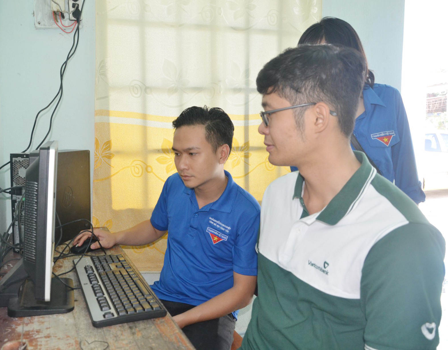 Mỗi đảng viên, CBCCVC cần biến trang mạng xã hội của mình thành một kênh thông tin, tuyên truyền các chủ trương, chính sách, pháp luật của Đảng và Nhà nước. Trong ảnh: Đoàn viên, thanh niên tỉnh BR-VT tìm kiếm thông tin trên mạng xã hội. Ảnh: MINH NHÂN