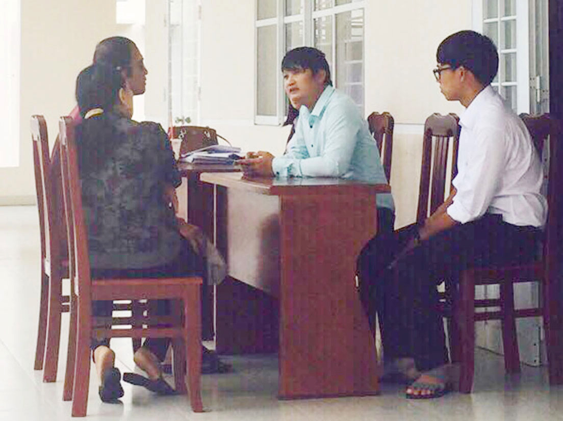 Cán bộ Trung tâm Trợ giúp pháp lý tỉnh tư vấn pháp luật miễn phí cho người dân huyện Côn Đảo.