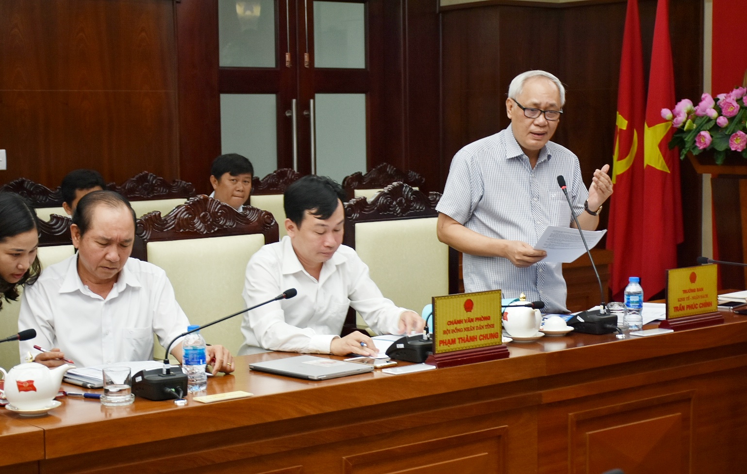 Đồng chí Trần Phúc Chỉnh, Trưởng Ban Kinh tế-Ngân sách HĐND tỉnh đóng góp ý kiến vào báo cáo giám sát tình hình triển khai thực hiện Nghị quyết số 47/2016/NQ-HĐND ngày 4-8-2016 của HĐND tỉnh về Đề án giảm nghèo bền vững giai đoạn 2016-2018 trên địa bàn tỉnh. Ảnh: PHÚC LƯU