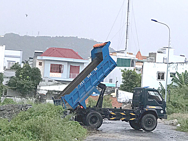 Một trường hợp đổ xà bần tại bãi đất trống khu Á Châu bị lực lượng chức năng phường 2 phát hiện, xử lý. Ảnh: PHƯƠNG NAM