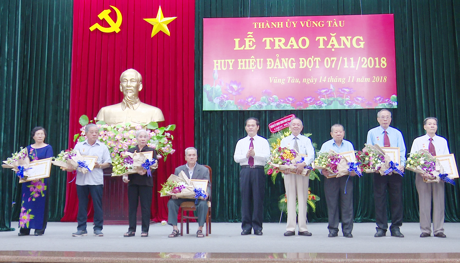 Đồng chí Mai Ngọc Thuận, Ủy viên Ban Thường vụ Tỉnh ủy, Bí thư Thành ủy Vũng Tàu trao Huy hiệu Đảng cho các đảng viên.