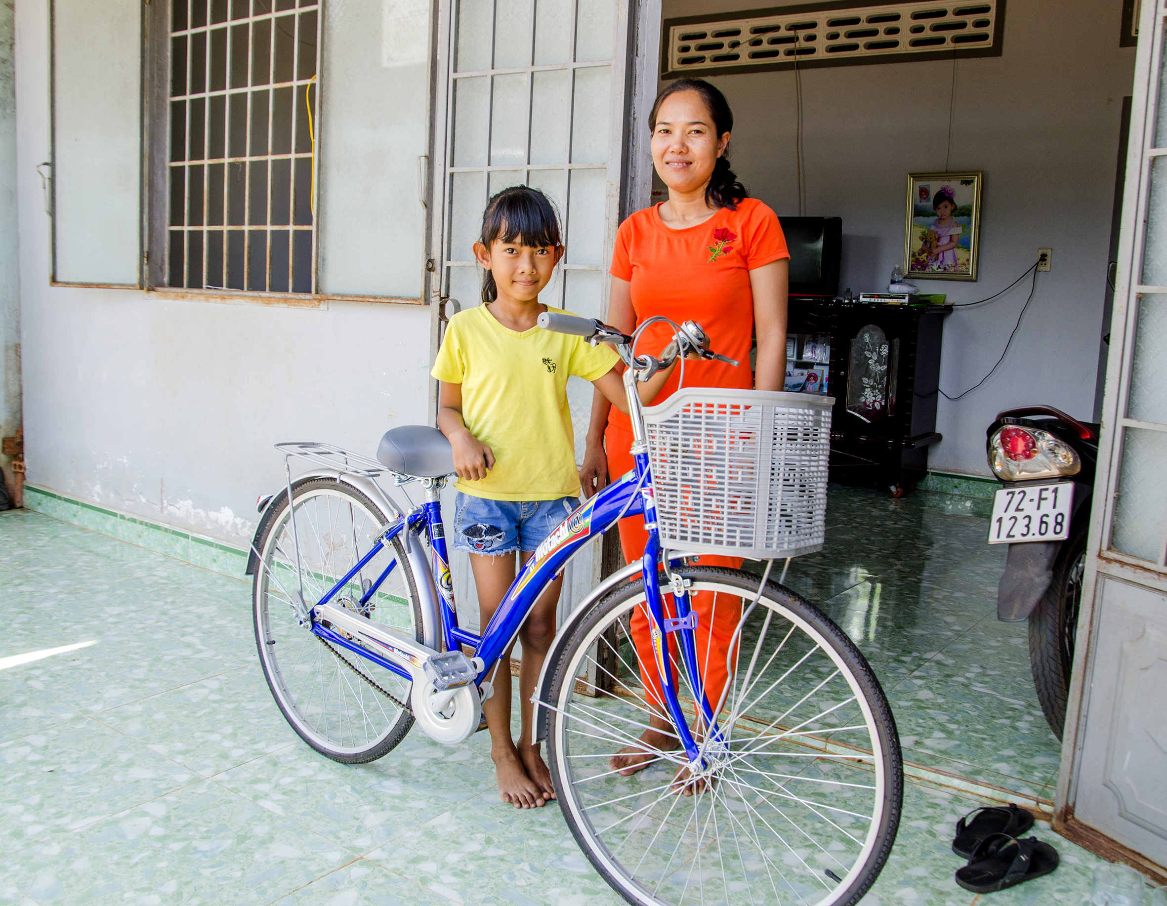 Niềm vui của em Đào Thị Thảo Nguyên (người dân tộc Châu Ro, HS lớp 3E,  Trường TH Nguyễn Thị Minh Khai, TT.Ngãi Giao) và mẹ khi được tặng xe đạp.