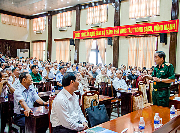 Trung tướng Phạm Văn Dỹ, nguyên Chính ủy Quân khu 7 thông tin các vấn đề thời sự trong nước và quốc tế đến với đại biểu tại hội nghị hội nghị “Thông tin thời sự trong nước và quốc tế” (quý IV-2018) do Thành ủy Vũng Tàu tổ chức. Ảnh: MẠNH THẮNG
