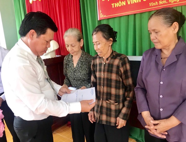 Đồng chí Nguyễn Văn Xinh, Ủy viên Ban Thường vụ Tỉnh ủy, Trưởng Ban Tuyên giáo Tỉnh ủy, Tổng Biên tập Báo BR-VT trao quà của UBMTTQ Việt Nam tỉnh cho người nghèo thôn Vinh Sơn (xã Nghĩa Thành, huyện Châu Đức).