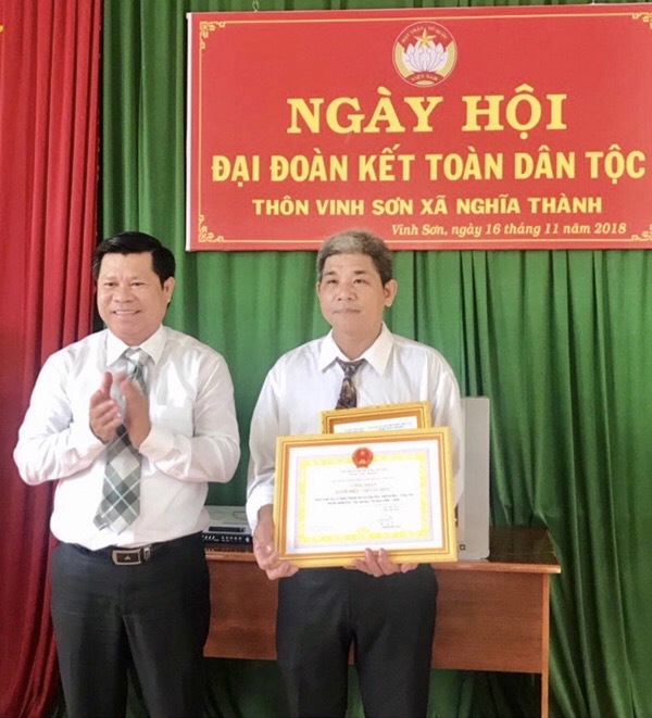 Đồng chí Nguyễn Văn Xinh, Ủy viên Ban Thường vụ Tỉnh ủy, Trưởng Ban Tuyên giáo Tỉnh ủy, Tổng Biên tập Báo BR-VT trao quyết định công nhận “Thôn văn hóa” của UBND huyện Châu Đức cho đại diện thôn Vinh Sơn.