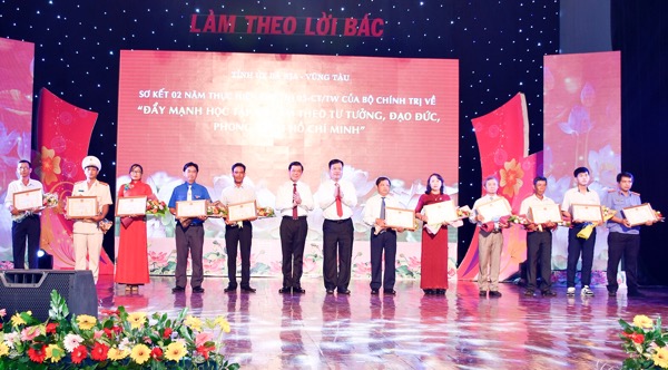 Đồng chí Nguyễn Hồng Lĩnh, Ủy viên Trung ương Đảng, Bí thư Tỉnh ủy, Chủ tịch HĐND tỉnh và đồng chí Nguyễn Văn Trình, Phó Bí thư Tỉnh ủy, Chủ tịch UBND tỉnh tặng Bằng khen của UBND tỉnh cho các tập thể và cá nhân điển hình tại Chương trình Sơ kết 2 năm thực hiện Chỉ thị 05-CT/TW của Bộ Chính trị (khóa XII).