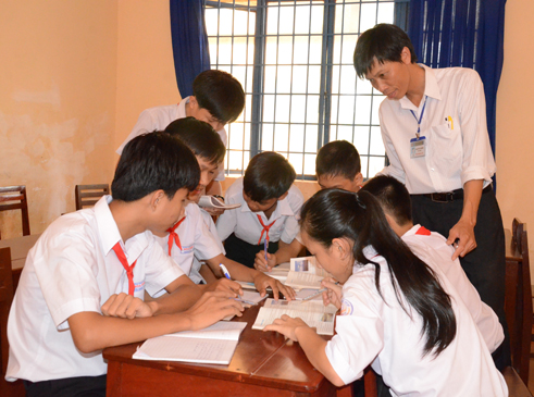 Thầy Phạm Đức Khương hướng dẫn HS lớp 8A4 thảo luận nhóm trong giờ Địa lý.