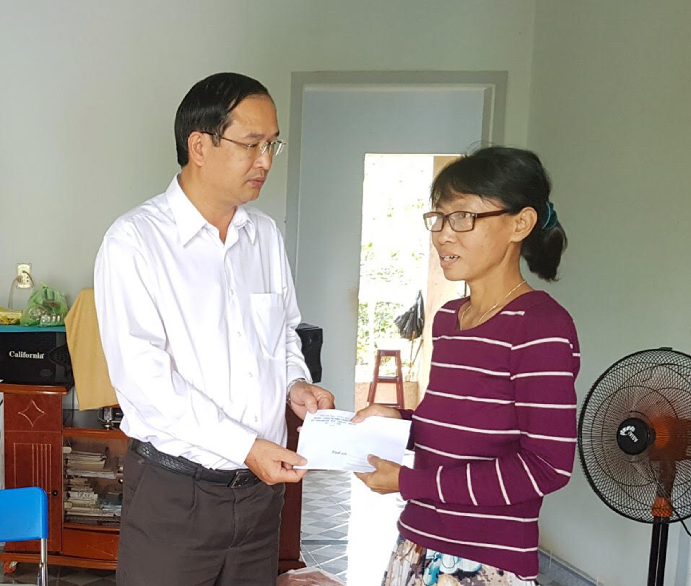   Ông Nguyễn Tấn Bản, Phó Chủ tịch UBND huyện Châu Đức thăm hỏi, động viên cô Lê Thị Nhược Thủy, GV Trường THCS Kim Long, đang điều trị do mắc bệnh ung thư.
