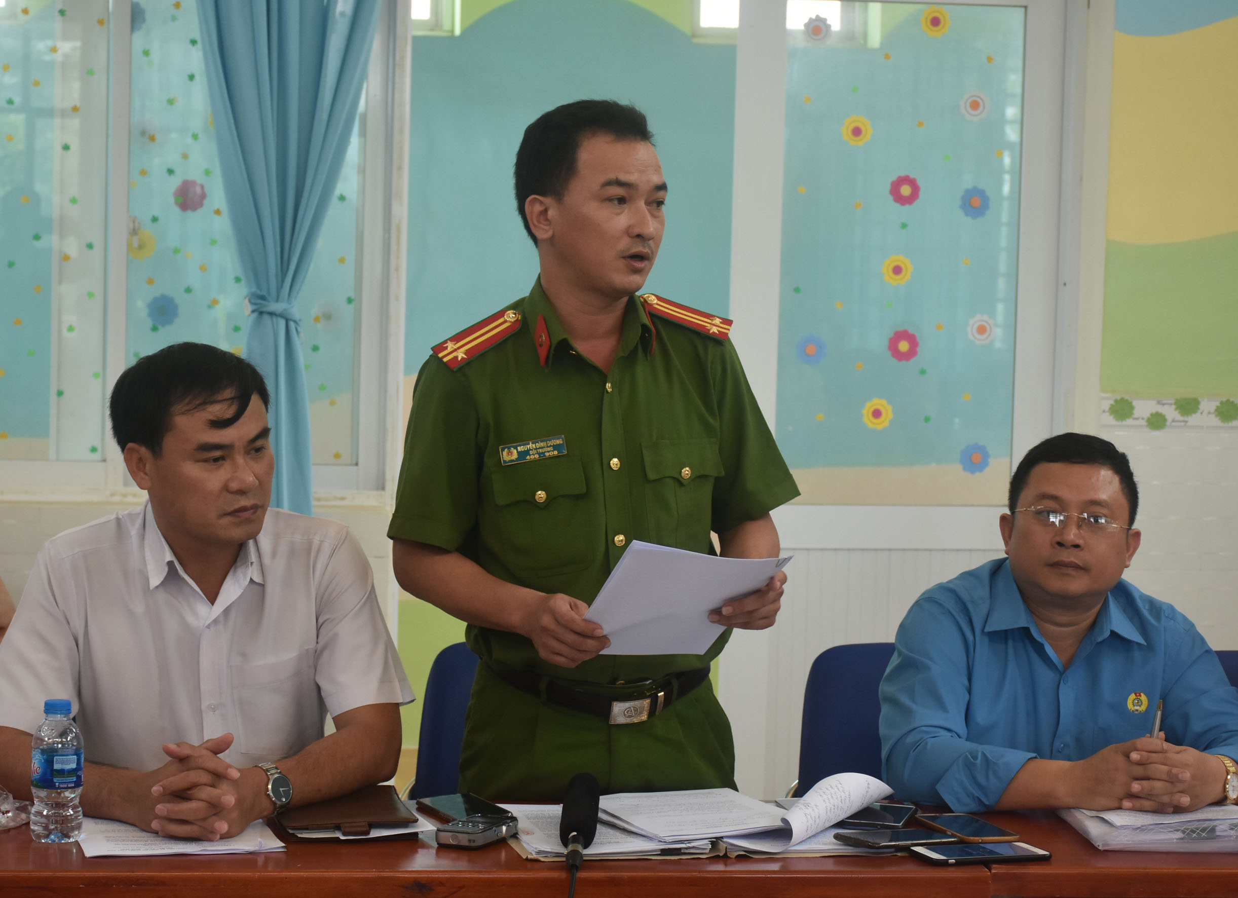 Trung tá Nguyễn Đình Dương, đại diện Công an TX.Phú Mỹ công bố kết quả xác minh nghi vấn nhà trường nấu cơm bằng gạo mốc.