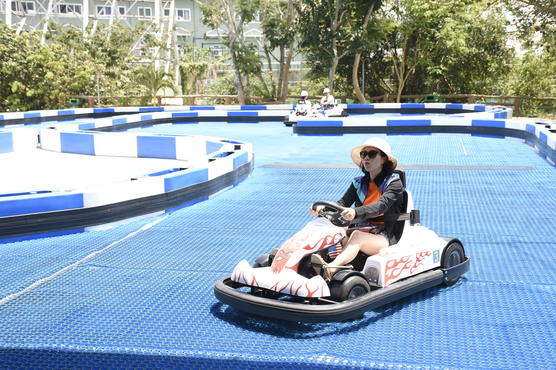 Du khách chạy xe Drift king tại KDL Hồ Mây.