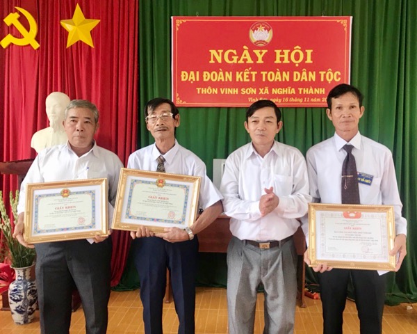 Ông Nguyễn Duy Trinh, Bí thư Đảng ủy xã Nghĩa Thành (huyện Châu Đức) trao Giấy khen cho các tổ chức, cá nhân có thành tích tốt trong công tác vận động nhân dân tham gia phong trào “Vì người nghèo”. 