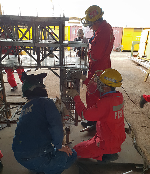Kỹ sư, công nhân PTSC M&C trong giờ sản xuất.