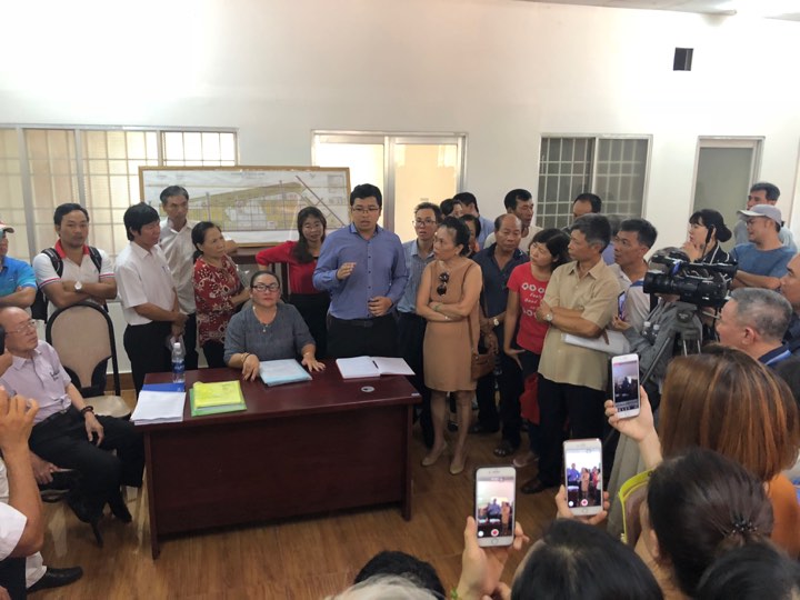 Đại diện Công ty Ô Cấp và Công ty TNHH XD-TM Thu Hà làm việc với các hộ dân góp vốn mua đất nền Dự án Khu dân cư số 1 Tây Nam TT.Long Điền vào ngày 15-11 vừa qua. 