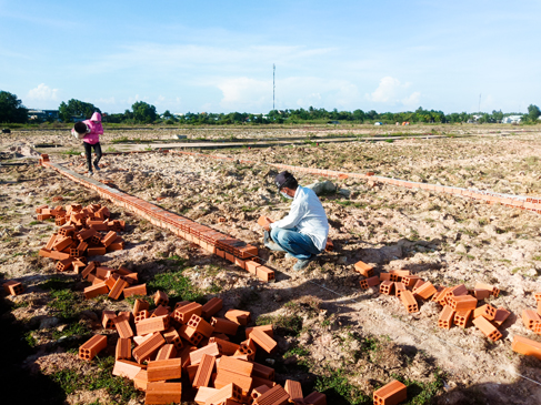 Lo sợ bị mất tài sản, nhiều khách hàng đã đến hiện trường Dự án Khu dân cư số 1 Tây Nam TT.Long Điền để xây dựng tường rào tại vị trí nền đất đã mua để giữ đất. 