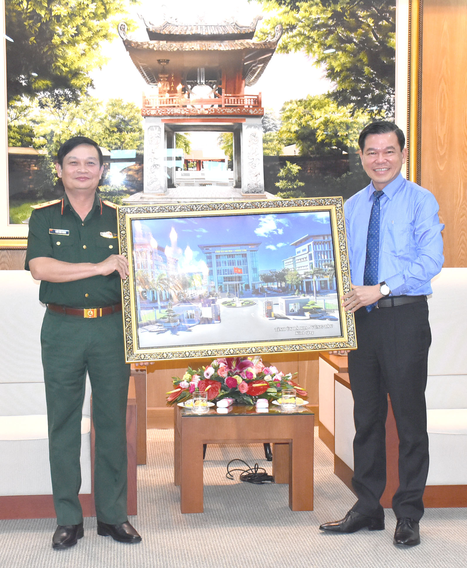 Đồng chí Nguyễn Hồng Lĩnh, Ủy viên Trung ương Đảng, Bí thư Tỉnh ủy, Chủ tịch HĐND tỉnh tặng quà lưu niệm Phó Đô đốc Trần Hoài Trung,  Chính ủy Quân khu 7.