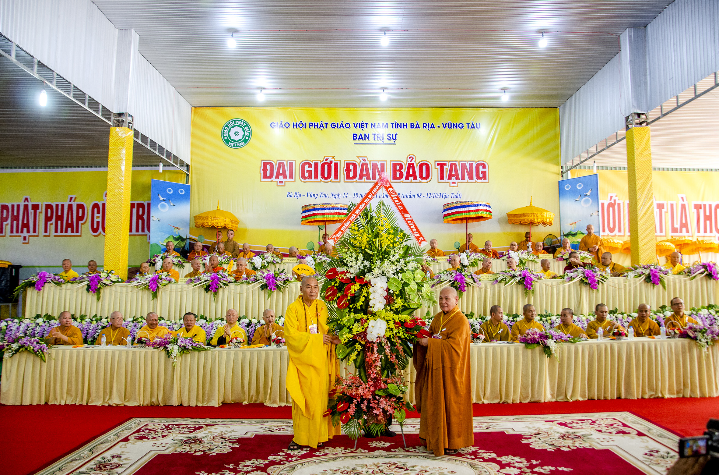 Đại diện Trung ương GHPGVN tặng hoa chúc mừng Ban Tổ chức Đại Giới đàn Bảo Tạng.