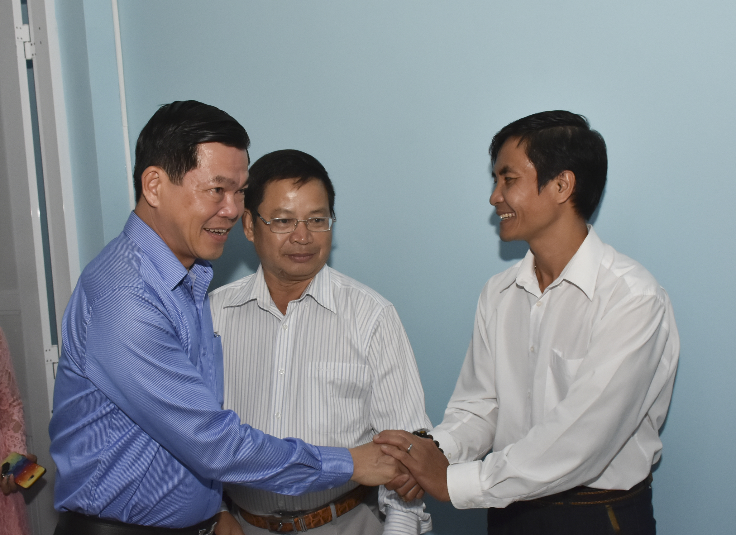 Đồng chí Nguyễn Hồng Lĩnh, Ủy viên Trung ương Đảng, Bí thư Tỉnh ủy, Chủ tịch HĐND tỉnh thăm hỏi người dân khu phố 6, phường 1 (TP. Vũng Tàu). Ảnh: PHÚC LƯU