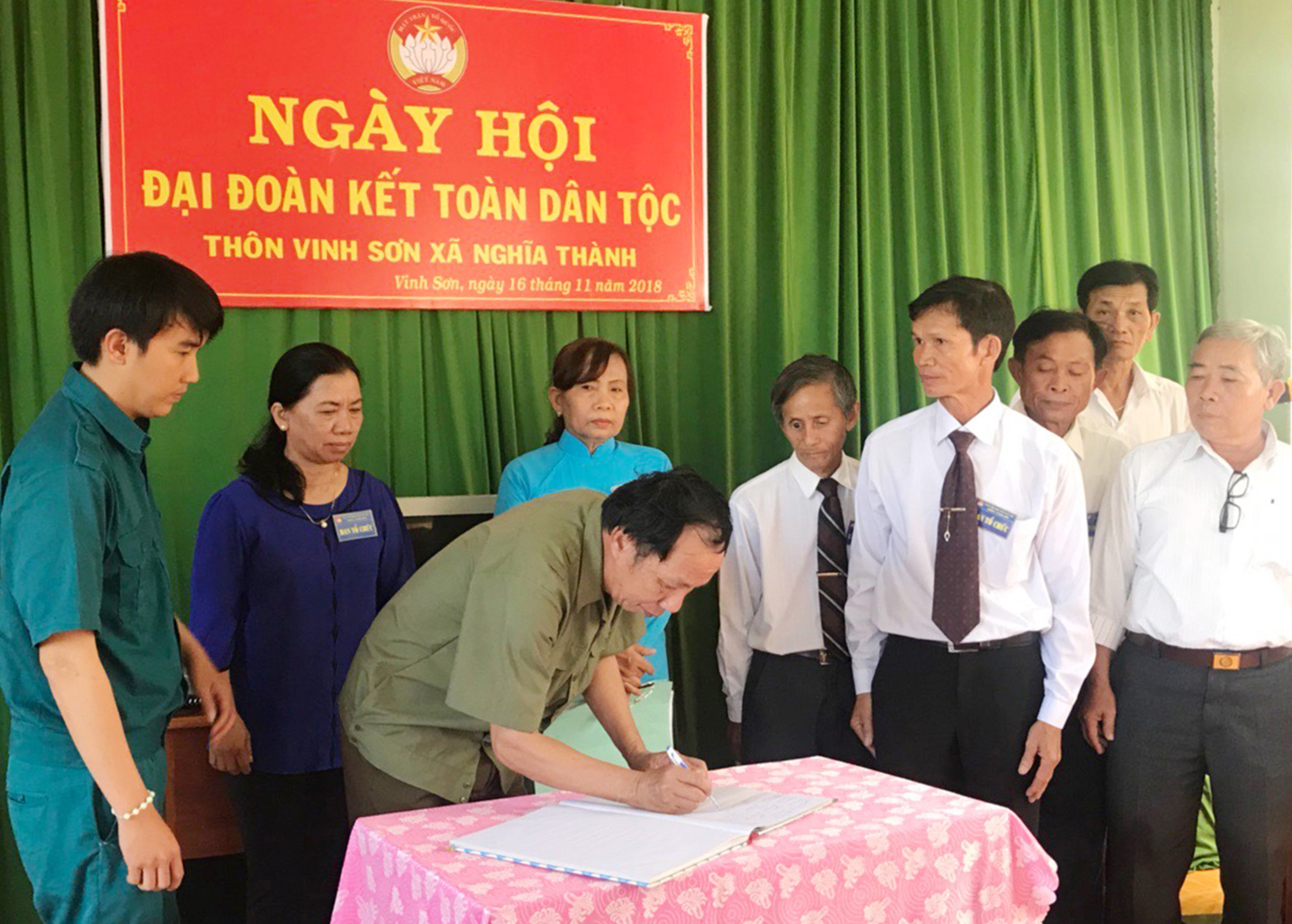 Đại diện các khu dân cư của thôn Vinh Sơn (xã Nghĩa Thành, huyện Châu Đức) ký cam kết thực hiện phong trào thi đua năm 2019.