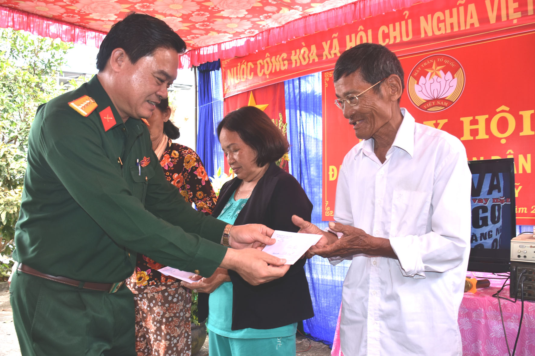 Đồng chí Phạm Phú Ý, Ủy viên BTV Tỉnh ủy, Chỉ huy trưởng Bộ CHQS tỉnh tặng quà các hộ nghèo thôn Đức Mỹ, xã Suối Nghệ (huyện Châu Đức). Ảnh: PHƯƠNG NAM 