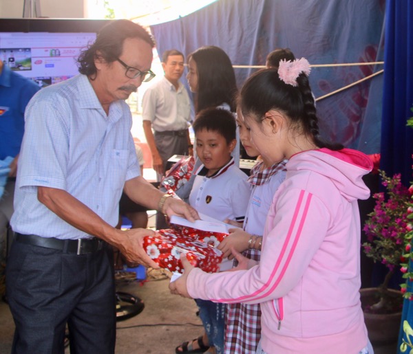 Đại diện khu phố Hải Tân, thị trấn Long Hải (huyện Long Điền) trao học bổng cho HS nghèo, hiếu học trên địa bàn.