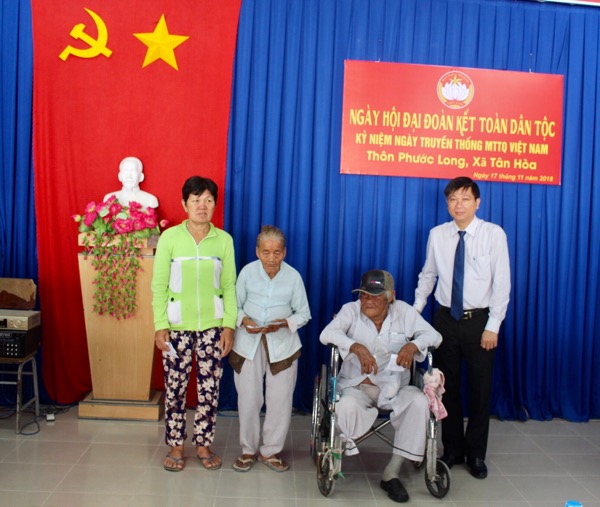 Đồng chí Trần Văn Tuấn, Phó Chủ tịch HĐND tỉnh tặng quà từ Quỹ “Vì người nghèo” tỉnh cho các hộ nghèo thôn Phước Long, xã Tân Hòa (TX. Phú Mỹ).